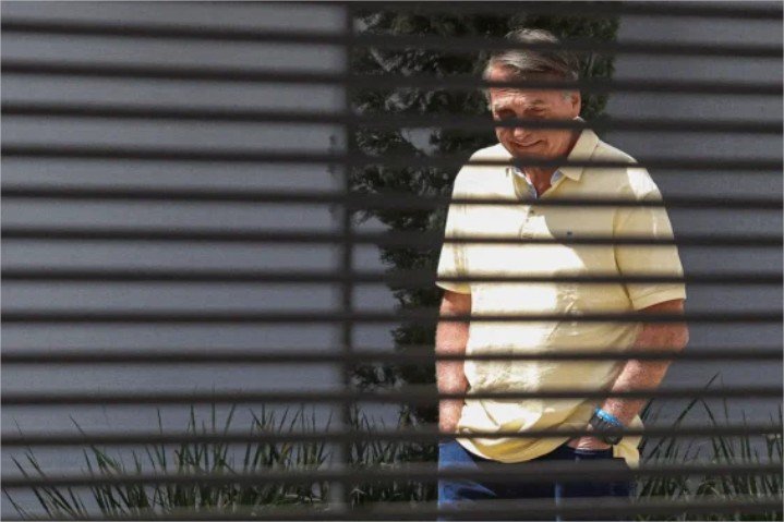 Com histórico de confusões, defesa tenta cartada para manter Jair Bolsonaro em prisão domiciliar