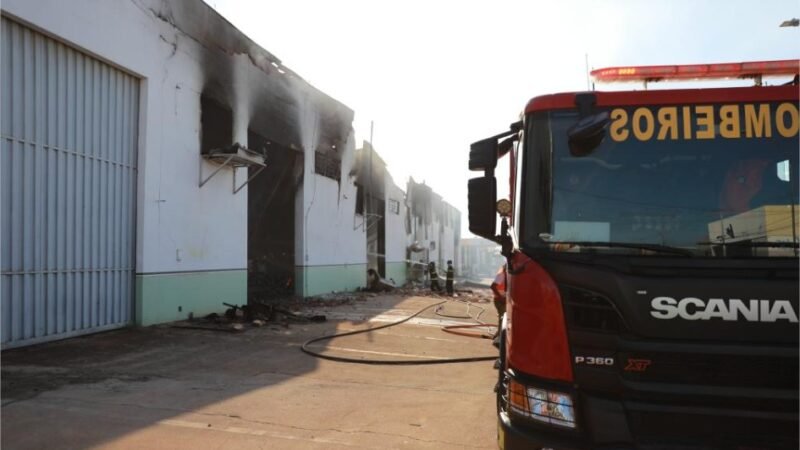 Corpo de Bombeiros utiliza mais de 70 mil litros de água para extinguir incêndio em Várzea Grande