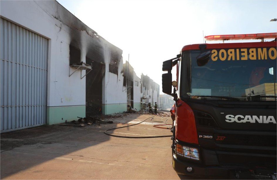 Corpo de Bombeiros utiliza mais de 70 mil litros de água para extinguir incêndio em Várzea Grande