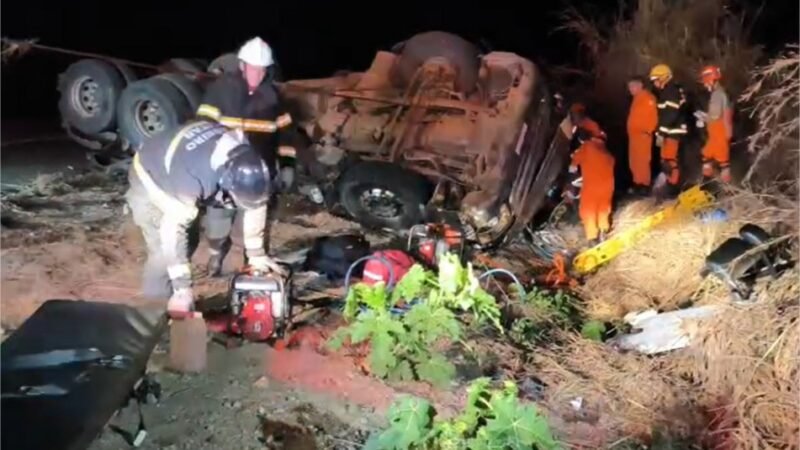 Corpo de Bombeiros resgata vítima presa às ferragens após tombamento de carreta em Várzea Grande
