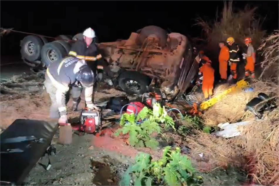 Corpo de Bombeiros resgata vítima presa às ferragens após tombamento de carreta em Várzea Grande