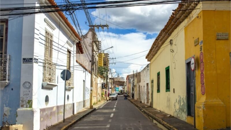 AL aprova projeto de Diego Guimarães que zera ICMS por 5 anos e reduz 50% do IPVA comercial no Centro Histórico