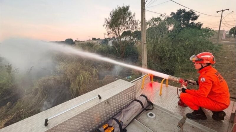 Corpo de Bombeiros combate incêndio em vegetação de terreno baldio