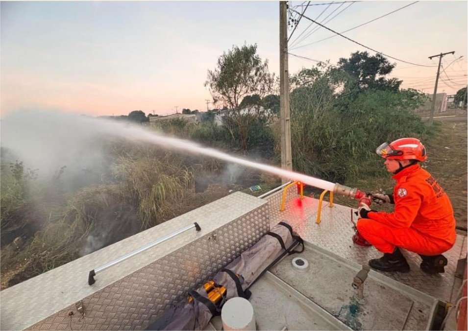 Corpo de Bombeiros combate incêndio em vegetação de terreno baldio