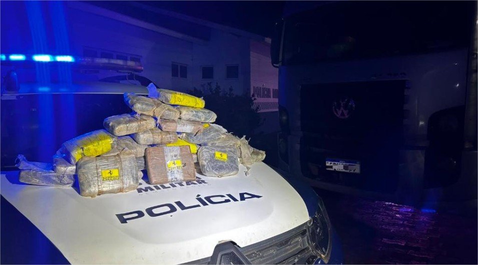 Polícia Militar prende caminhoneiro com 27 quilos de maconha skank em Água Boa