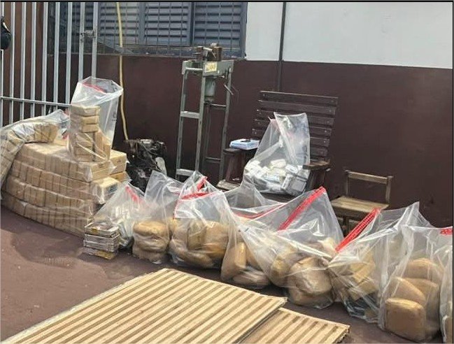 Polícia Militar e PRF apreendem 251 tabletes de maconha e pasta base em Diamantino