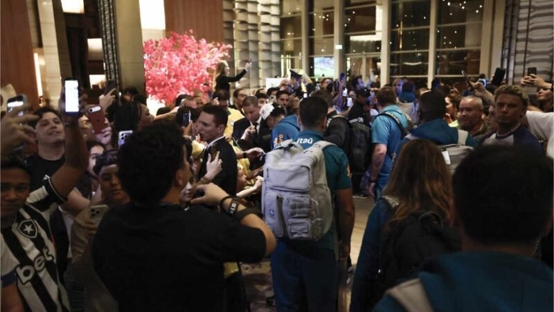 Seleção Brasileira deixa hotel no Rio de Janeiro com muita festa dos torcedores