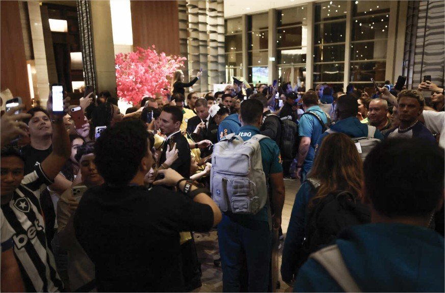 Seleção Brasileira deixa hotel no Rio de Janeiro com muita festa dos torcedores
