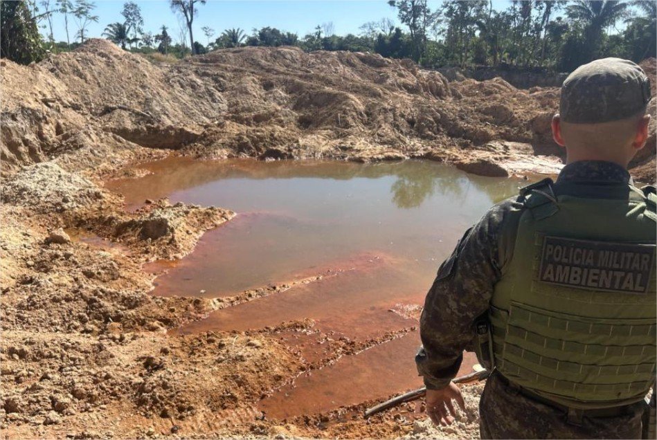 Batalhão Ambiental fecha área de desmatamento e garimpo ilegal em Novo Mundo