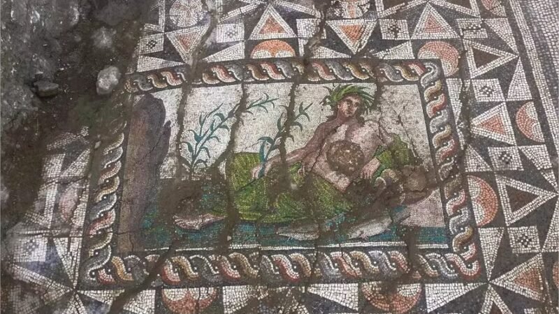 Mosaico de antigo “deus do rio” é encontrado na Turquia
