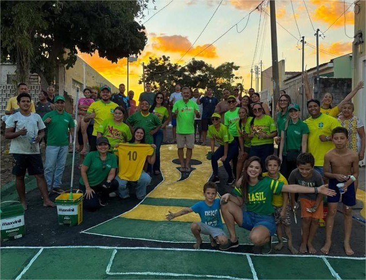 Michelly Alencar participa de ação comunitária para resgatar tradição das ruas decoradas para a Copa do Mundo