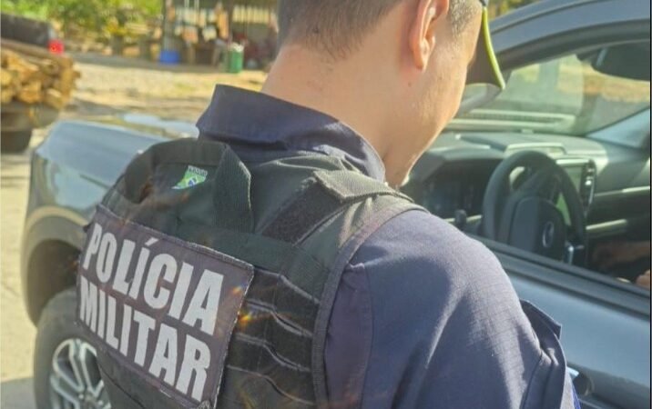 Homem é preso pela Polícia Militar em flagrante por agredir companheira após discussão em bar