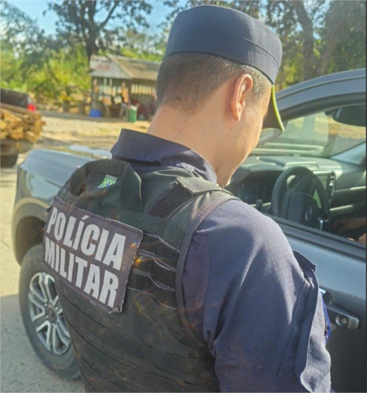 Homem é preso pela Polícia Militar em flagrante por agredir companheira após discussão em bar