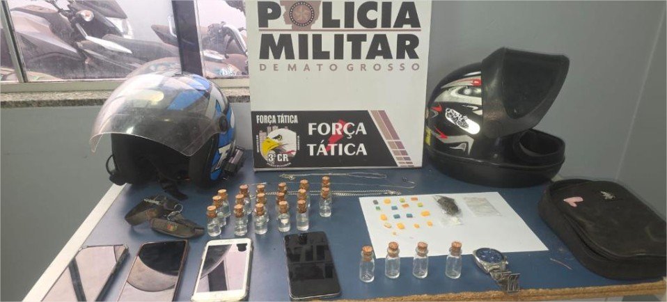 Força Tática prende quatro homens e apreende frascos de “loló” e comprimidos de ecstasy