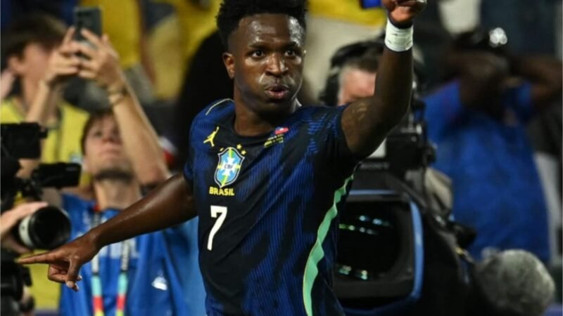 Quase sem aperto, Brasil, agora líder, vence o Haiti