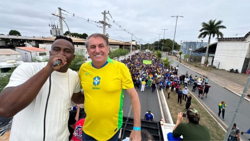 “Bolsonaro da Shopee”, rouba a cena ao lado de Flávio Bolsonaro em Marcha para Jesus