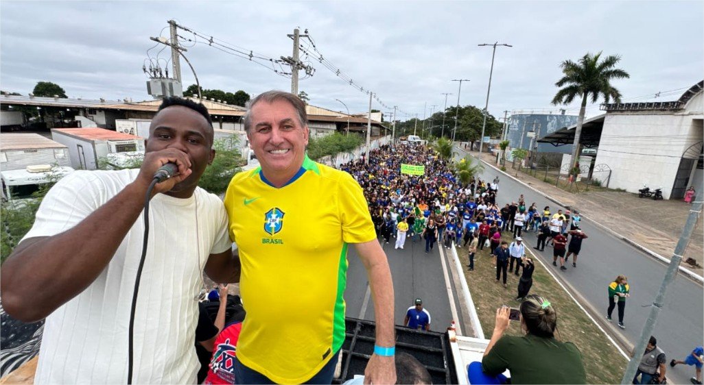 “Bolsonaro da Shopee”, rouba a cena ao lado de Flávio Bolsonaro em  Marcha para Jesus
