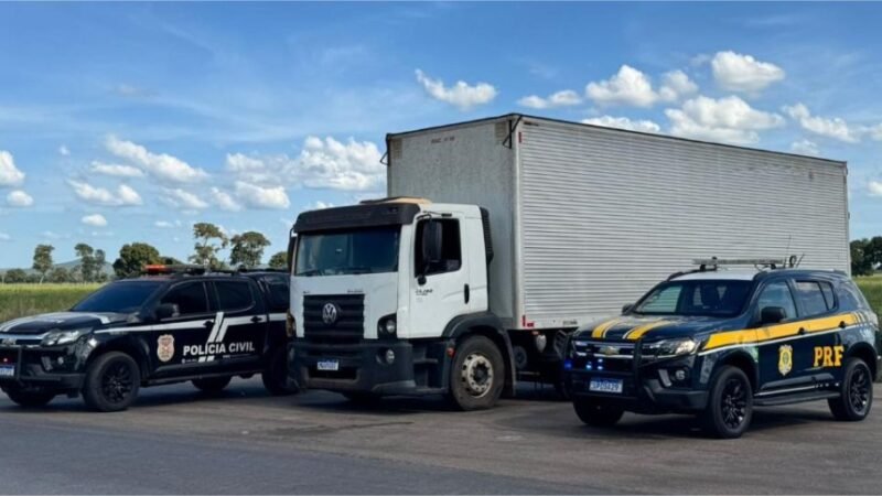 Polícia Civil e PRF apreendem caminhão carregado de alimentos pertencente a facção criminosa em Cáceres