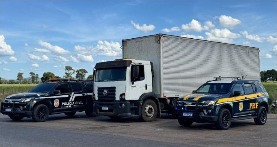 Polícia Civil e PRF apreendem caminhão carregado de alimentos pertencente a facção criminosa em Cáceres