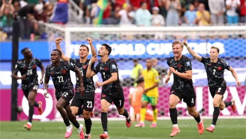 Com gol nos acréscimos, Canadá vence África do Sul e se classifica para as oitavas da Copa
