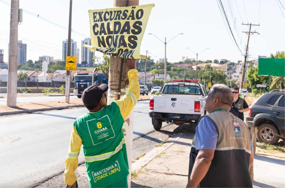 Operação Cidade Limpa remove anúncios irregulares e reforça fiscalização em Cuiabá