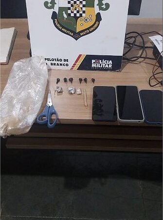 PM flagra grupo com droga, prende jovens e aponta uso de adolescentes para tentar escapar da prisão