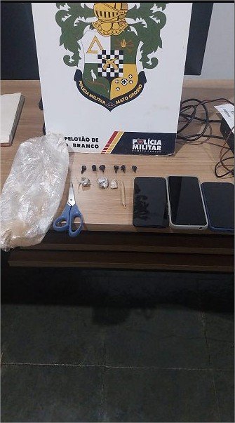 PM flagra grupo com droga, prende jovens e aponta uso de adolescentes para tentar escapar da prisão