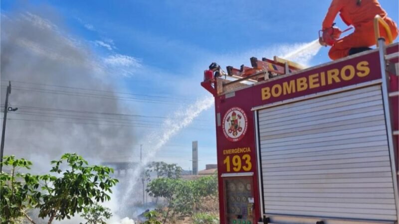 Corpo de Bombeiros combate incêndios em áreas de vegetação em Confresa