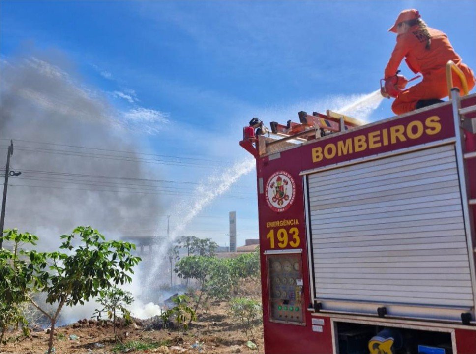 Corpo de Bombeiros combate incêndios em áreas de vegetação em Confresa