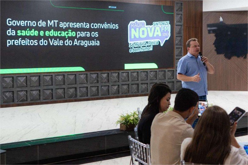 Prefeitos agradecem apoio de Max Russi durante assinatura de convênios no Palácio Paiaguás