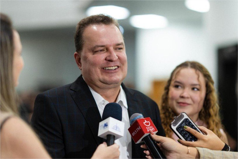 Max Russi destaca importância de obra que amplia debate sobre maternidade atípica