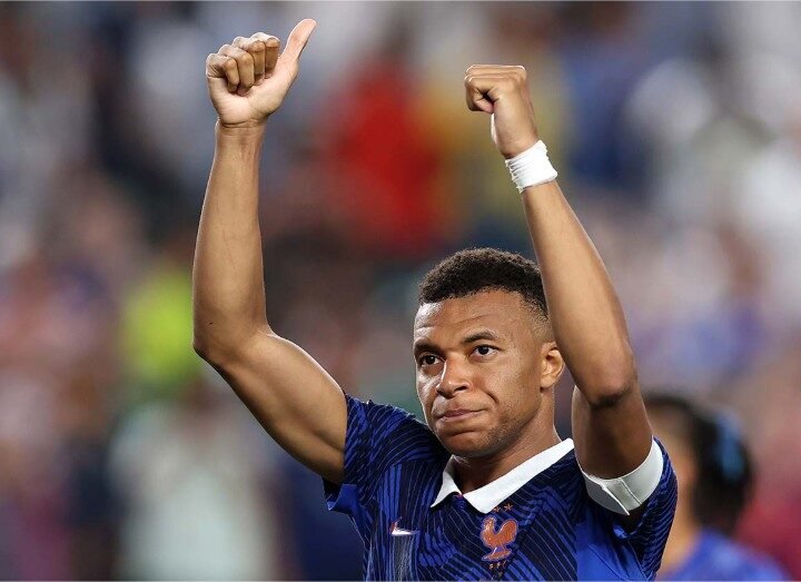Mbappé ultrapassa Ronaldo e segue na cola de Messi na artilharia das Copas