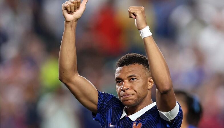Mbappé ultrapassa Ronaldo e segue na cola de Messi na artilharia das Copas