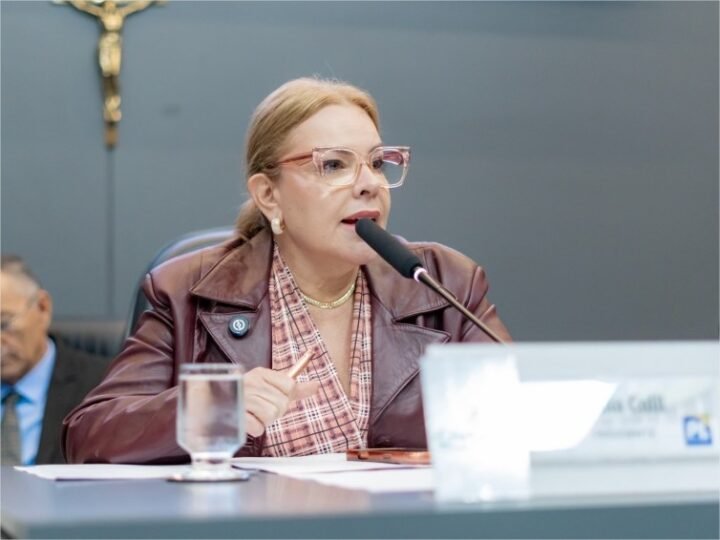 Paula Calil apresenta projeto para tornar permanente campanha de prevenção ao câncer colorretal