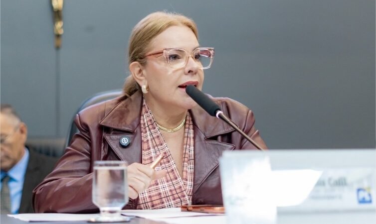 Paula Calil apresenta projeto para tornar permanente campanha de prevenção ao câncer colorretal