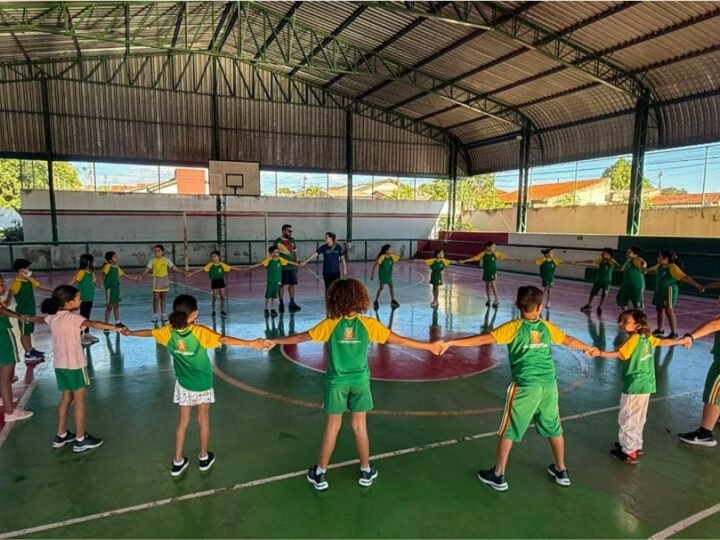 Alunos da EMEB Ângela Jardim Botelho aprendem fundamentos do handebol de forma lúdica