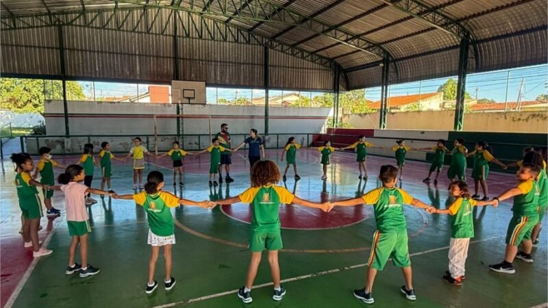 Alunos da EMEB Ângela Jardim Botelho aprendem fundamentos do handebol de forma lúdica