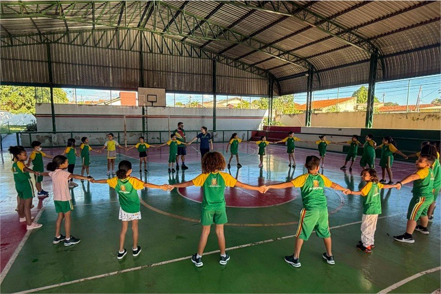 Alunos da EMEB Ângela Jardim Botelho aprendem fundamentos do handebol de forma lúdica