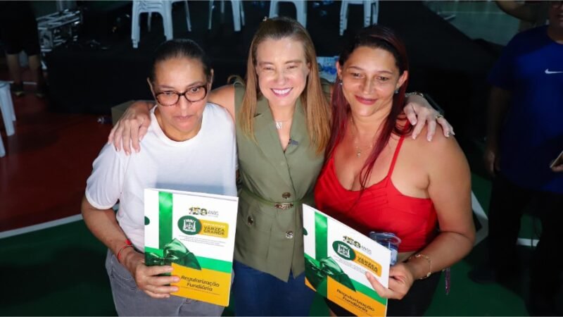 Após décadas de espera, moradores do Jardim Manaíra recebem títulos definitivos e realizam sonho da casa regularizada
