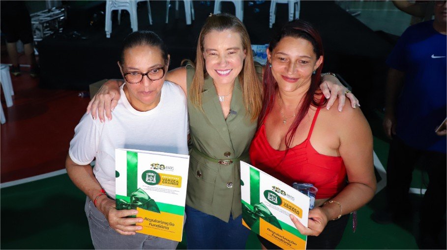 Após décadas de espera, moradores do Jardim Manaíra recebem títulos definitivos e realizam sonho da casa regularizada