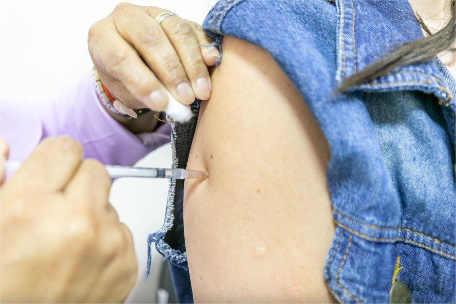 Cuiabá reforça orientações após suspensão preventiva de vacina contra dengue