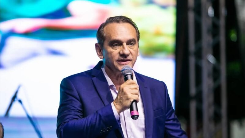 Wilson Santos cobra uso de R$ 100 milhões para loteamentos populares durante entrega de moradias