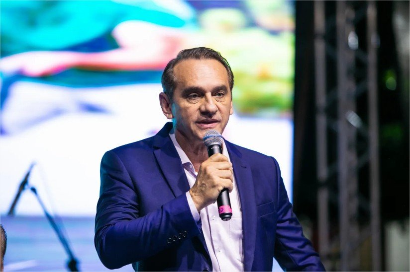Wilson Santos cobra uso de R$ 100 milhões para loteamentos populares durante entrega de moradias