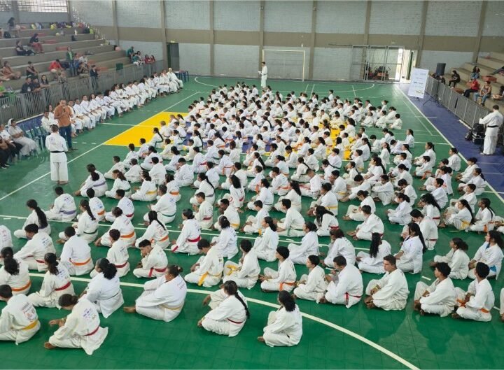 Exame de Faixa da Shotokan reúne cerca de 430 karatecas e destaca evolução de alunos dos projetos sociais em Cuiabá