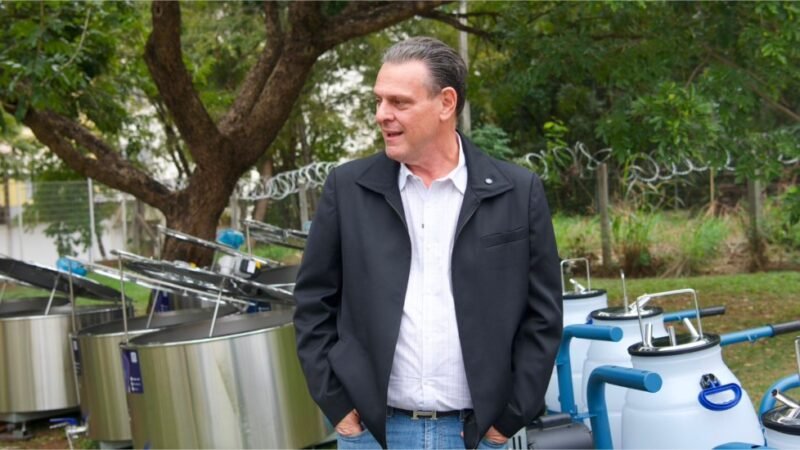 Fávaro entrega 509 equipamentos do AgroLeite para pequenos produtores de MT