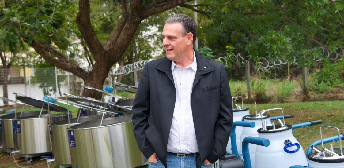 Fávaro entrega 509 equipamentos do AgroLeite para pequenos produtores de MT