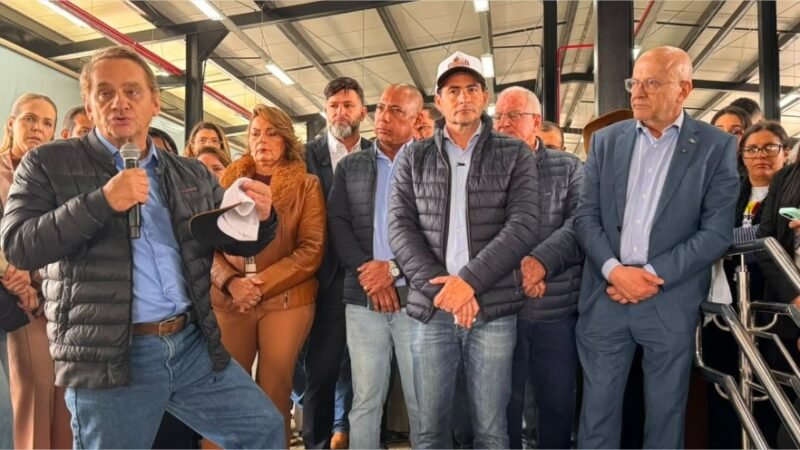 Em Chapada, Wilson Santos prestigia entrega da Feira do Produtor e cobra solução para o Portão do Inferno