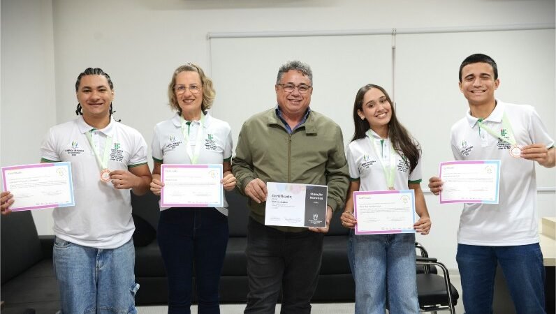 Equipe Eletrocutados conquista bolsa de iniciação científica em Olimpíada Brasileira de Sociologia