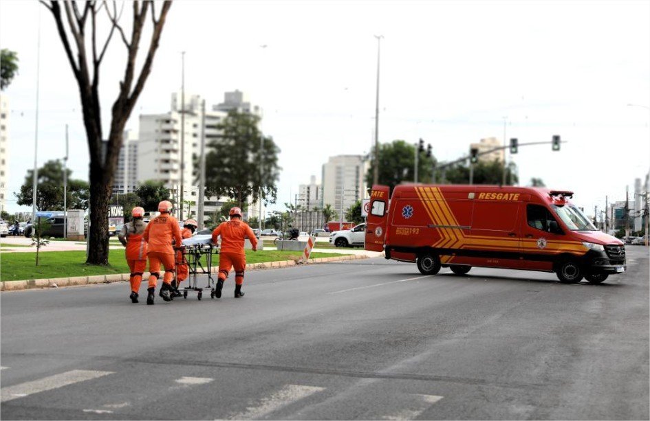 Corpo de Bombeiros presta socorro a motociclista que sofreu queda em avenida de Cáceres