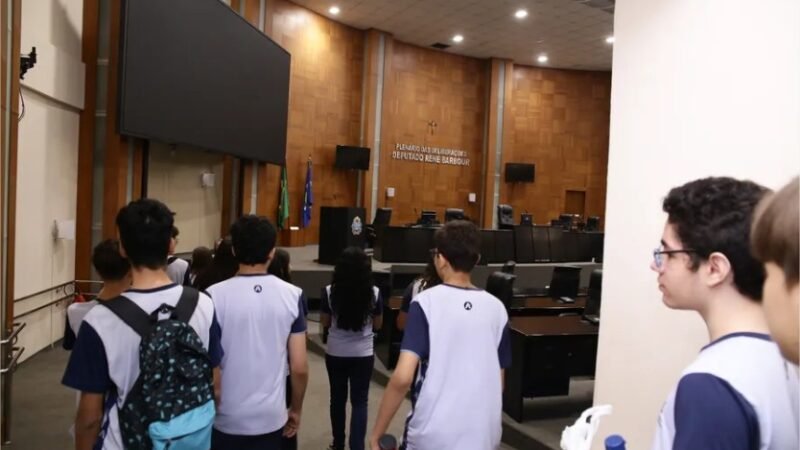 Programa Por Dentro do Parlamento aproxima população da ALMT e fortalece formação cidadã